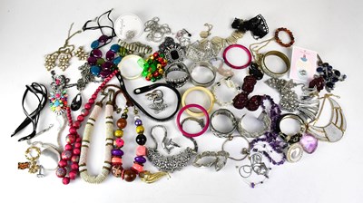 Lot 808 - A quantity of costume jewellery, to include a...