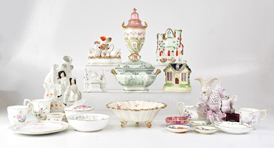 Lot 500 - A mixed lot of ceramics to include a...