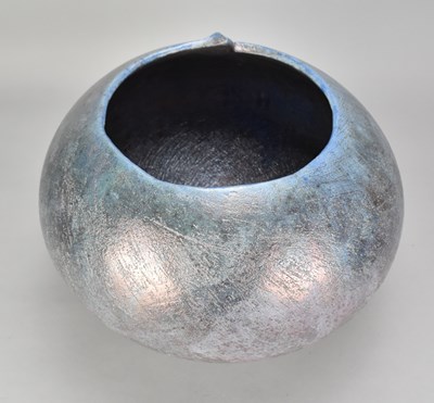 Lot 715 - STEPHEN MURFITT (born 1953); a round raku...