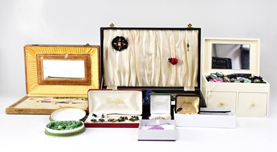 Lot 957 - A collection of costume jewellery to include...