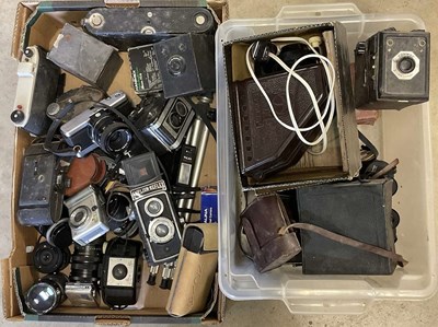 Lot 254 - A quantity of vintage cameras, lenses and...