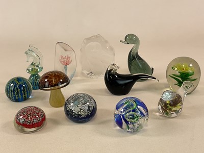 Lot 353 - A quantity of glass paperweights, including...