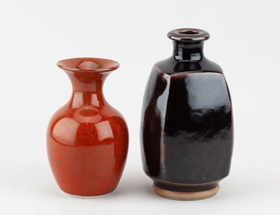 Lot 82 - PETER SWANSON (born 1950); a square stoneware...