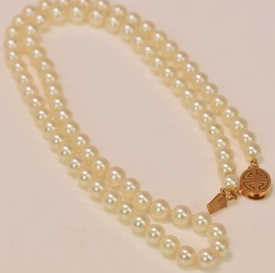 Lot 652 - A string of hand tied Chinese pearls, with...