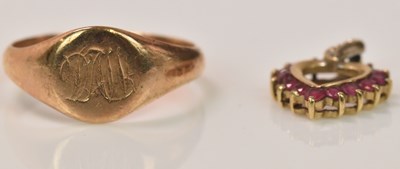 Lot 640 - A 9ct yellow gold signet ring, with engraved...