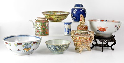 Lot 283 - A mixed lot of Oriental ceramics to include a...