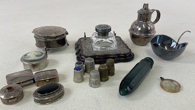 Lot 541 - A group of small silver and collectors' items...