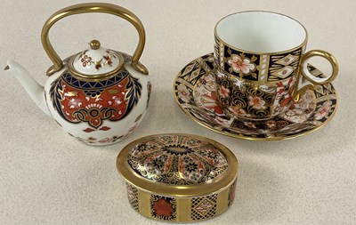 Lot 315 - ROYAL CROWN DERBY; an Imari 2451 cup and...