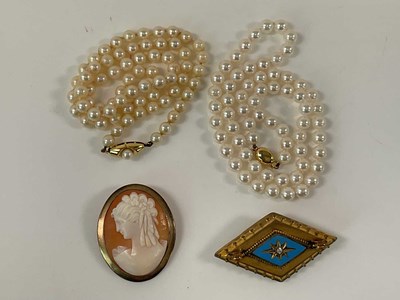 Lot 639 - A 9ct yellow gold framed oval cameo brooch, a...