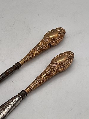 Lot 631 - A pair of 9ct yellow gold mounted shoehorn and...