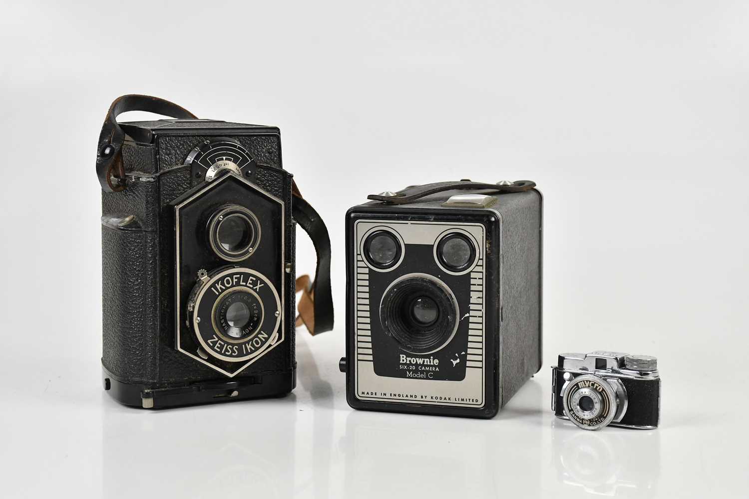 Lot 2677 - Three cameras, including a Zeiss Ikon Ikoflex...