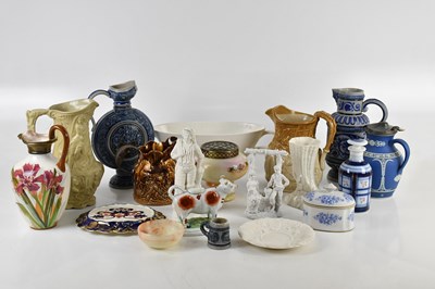 Lot 569 - A collection of assorted decorative ceramics...