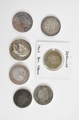 Lot 580 - A small group of coins including an Elizabeth...