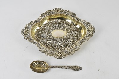 Lot 284 - GOLDSMITHS & SILVERMITHS; a cased Victorian...