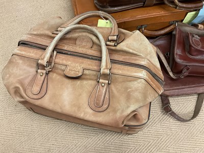 Lot 68 - A collectors' lot of vintage luggage and other...