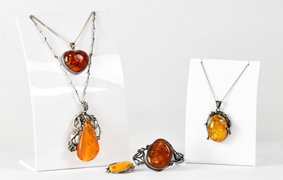 Lot 936 - Five pieces of amber jewellery, comprising a...