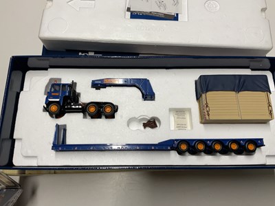 Lot 193 - CORGI AND MATCHBOX; Pickfords lot, including...