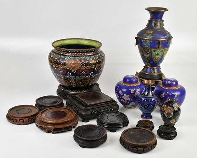 Lot 1093 - A collection of Chinese and Japanese cloisonné,...