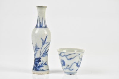 Lot 1059 - A 17th century Chinese blue and white...