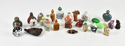 Lot 1091 - A collection of Chinese porcelain, glass,...