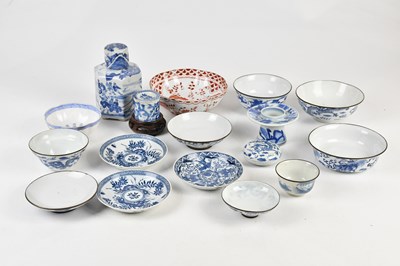 Lot 1097 - A collection of Chinese and Japanese porcelain...